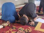 Afni-Z-sujud-syukur-setelah-mengetahui-kemenangan-PSU-Pilkada-Siak.jpg