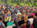 Aksi-ribuan-warga-Persukuan-Melayu-Rantau-Kasai-Rohul.jpg