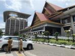 Aktivitas-di-Kantor-Gubernur-Riau-Berjalan-Normal-Pasca-OTT-KPK-Rumah-Dinas-Terlihat-Sepi.jpg