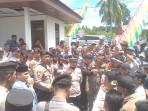 Anggota-DPRD-Rohul-kala-menemui-massa-demo-soal-limbah-perusahaan.jpg