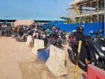 Antrian-kendaraan-roda-dua-di-pelabuhan-Roro-Bandar-Sri-junjungan-kota-Dumai.jpg