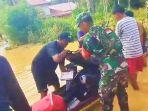 Babinsa-Sertu-Suwendi-bantu-warga-saat-banjir.jpg