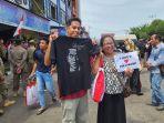 Batara_Siagian_bersama_sang_ibu_memperlihatkan_baju_bertanda_tangan_jokowi.jpg