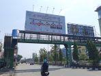 Billboard-lima-kandidat-Pilwako-Pekanbaru-tahun-2024-terlihat-di-JPO.jpg