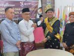 Breaking_News_Suhardiman_Amby-Mukhlisin_Tiba_di_KPU_Daftar_Pilkada_Kuansing_Sampai_Minta_Maaf.jpg