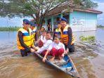 Brimob-Polda-Riau-bantu-menyeberangkan-anak-sekolah-banjir-rohil.jpg