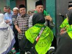 Bupati-Kuansing-Suhardiman-Amby-dan-Ketua-DPRD-Juprizal-melepas-jemaah-haji.jpg