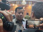Bupati-Kuansing-Suhardiman-Amby-saat-diwawancarai-awak-media.jpg