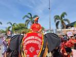 Bupati-Pelalawan-H-Zukri-menaiki-miniatur-gajah.jpg