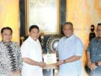 Bupati-Rohul-Anton-saat-bersilaturahmi-dengan-mantan-Bupati-Rohul-Achmad.jpg