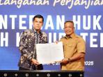 Bupati-Rokan-Hulu-Anton-ST-MM-menerima-penghargaan.jpg
