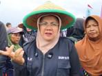 Bupati-Siak-Afni-di-persawahan.jpg