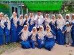 Bupati-Siak-Alfedri-bersama-guru-RA-di-lokasi-TPS-3-RT-1-RK-7-kampung-Jayapura-Bungaraya.jpg