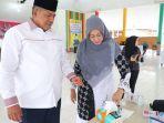 Bupati-Siak-Alfedri-dan-istri-mencoblos-Pilkada.jpg