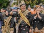 Bupati-Suhardiman-Amby-dan-Wabup-Muhklisin-memakai-baju-adat.jpg