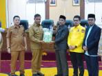 Bupati-serahkan-KUA-PPAS-kepada-Ketua-DPRD-Kampar.jpg