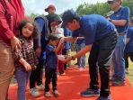 COO-RAPP-Eduward-Ginting-memberikan-makanan-ke-anak-di-Desa-Delik.jpg