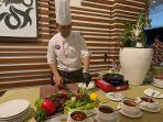Chef-Fox-Hotel-Pekanbaru-sedang-menyajikan-Roast-Chicken-Boneless-Steak.jpg