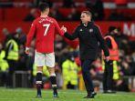 Cristiano-Ronaldo-kiri-dan-pelatih-sementara-Manchester-United-Ralf-Rangnick-berjabat-tangan.jpg