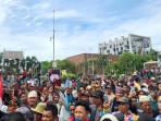 Demonstrasi-yang-gelar-ribuan-massa-yang-tergabung-dalam-Aliansi-Masyarakat-dan-Mahasiswa.jpg