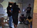 Dua-Pria-di-Kuansing-Digerebek-Polisi-Saat-Melakukan-Aktivitas-Terlarang.jpg