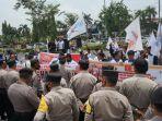FOTO_Demo_Buruh_di_Riau_Menolak_Kenaikan_Harga_BBM_1.jpg