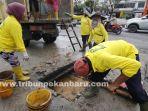 FOTO: Pasukan Kuning Keruk Drainase di HR Soebrantas Pekanbaru