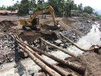 FOTO_Pembangunan_Jembatan_Sementara_di_Tanah_Datar_Sumbar_1.jpg<pf>FOTO_Pembangunan_Jembatan_Sementara_di_Tanah_Datar_Sumbar_2.jpg<pf>FOTO_Pembangunan_Jembatan_Sementara_di_Tanah_Datar_Sumbar_3.jpg