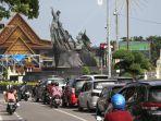 FOTO_Tugu_Zapin_Pekanbaru_Masih_Ditutup_Sarung_2.jpg