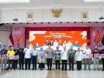 Foto-bersama-Semesta-Mencegah-Stunting.jpg<pf>CEO-Tribun-Network-dan-Gubri.jpg<pf>Gubri-Syamsuar-dan-CEO-tribun-Network-acara-stunting.jpg<pf>pejabar-hadiri-Cegah-Stunting.jpg<pf>Sertifikat-kakak-asuh-anak-stunting.jpg<pf>Bingkisan-untuk-keluarga-anak-stunting.jpg