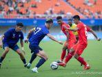 Gelandang-timnas-U-24-Indonesia-Ananda-Raehan-saat-berduel-dengan-pemain-Taiwan.jpg