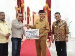 Gubernur-Kepri-serah-bantuan-ke-Gubernur-Sumbar.jpg