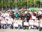 Gubernur-Riau-Abdul-Wahid-memberikan-penghargaan-kepada-31-pemuda.jpg