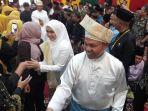 Gubernur-Riau-Abdul-Wahid-menyalami-hadirin.jpg