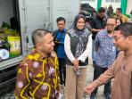 Gubernur-Riau-Abdul-Wahid-saat-meninjau-operasi-pasar-murah.jpg