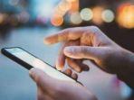 ILUSTRASI-MAMBACA-DI-HP-ATAU-MENONTON-DI-HP.jpg
