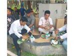 Indra-Gunawan-Eet-saat-makan-siang-di-halaman-gedung-DPRD-Riau.jpg