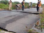 Jalan_Penghubung_Kecamatan_Rusak_Akibat_Banjir_di_Kepenghuluan_Sekapas-Sekeladi_Rohil.jpg