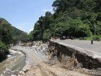 Jalan_putus_di_Lembah_Anai_Kabupaten_Tanah_Datar_Sumatera_Barat.jpg