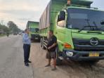 Kadishub-Inhu-Jawalter-Situmorang-menertibkan-kendaraan-ODOL-yang-parkir-di-bahu-jalan.jpg