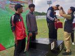 Kadispora-Riau-mengalungkan-medali-cabor-atletik-Popda-Riau-2024.jpg