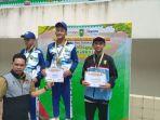 Kadispora-Riau-serah-medali-renang-Popda-Riau-2024.jpg
