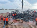 Kapal-KM-Lintas-Bahari-28-terbakar-saat-berlabuh-di-perairan-Selat-Air-Hitam.jpg