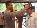 Kapolres-Bengkalis-AKBP-Setyo-Bimo-Anggoro-saat-memakaikan-peci.jpg