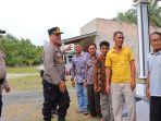 Kapolres-Rohil-AKBP-Isa-Imam-Syahroni-saat-turun-langsung-menyambangi-warga.jpg