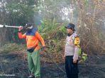 Karhutla-di-Riau-Masih-Membara-Petugas-Gabungan-Berjibaku-Padamkan-Api-di-Pelalawan.jpg