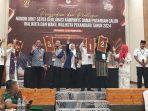 Kelima-Paslon-memperlihatkan-nomor-urut-dalam-Pilwako-Pekanbaru.jpg