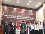Kelima-pasangan-kandidat-Pilwako-Pekanbaru-2024-berpegangan-tangan.jpg