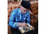 Kepala_SDN_005_Langgini_mencicipi_MBG_sblm_dibagikan.jpg
