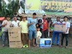 Ketua-DPRD-inhil-serahkan-hadiah-tanding-bola-kaki.jpg